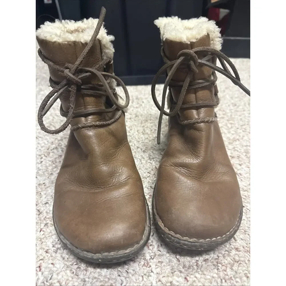 UGG Caspia Boots Womens Sz 7 Tan Leather Lace Up Ankle Boots Sheepskin Lined